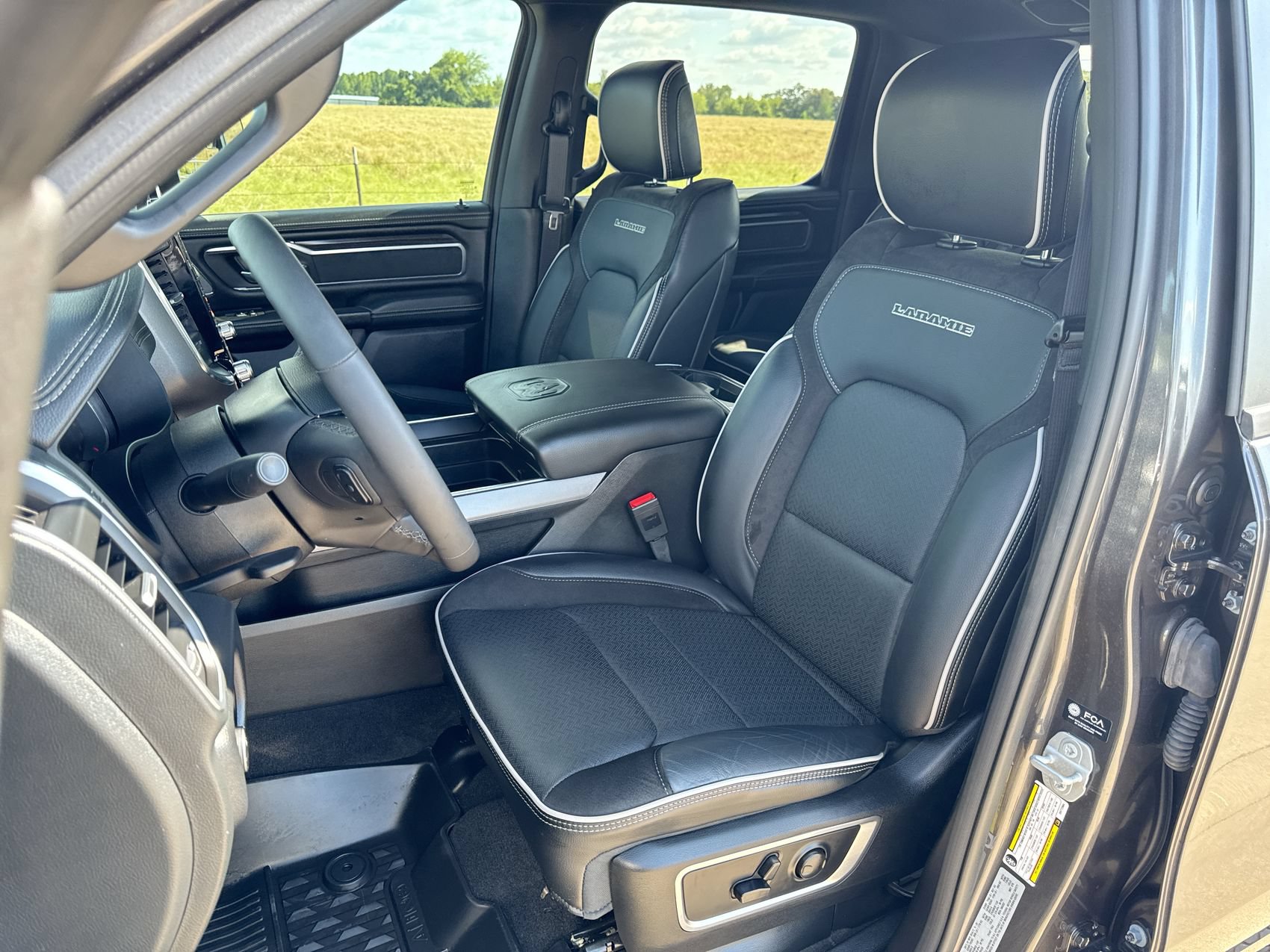 Used 2025 RAM 1500 Laramie AWD/4WD image 11