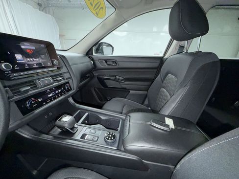 Used 2025 Nissan Pathfinder S image 21