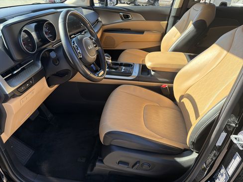 Used 2024 Kia Carnival LX image 17