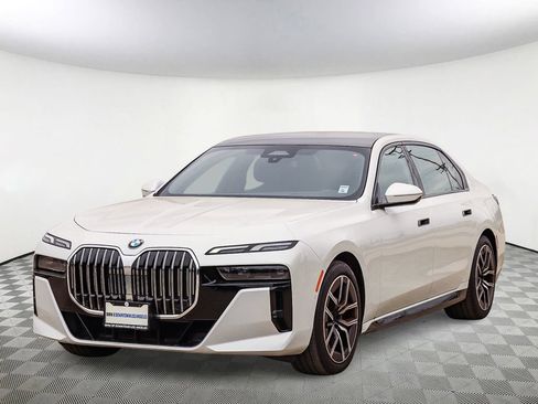 Used 2025 BMW 740i xDrive AWD/4WD image 3