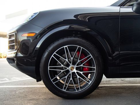 Certified 2024 Porsche Cayenne S AWD/4WD image 11