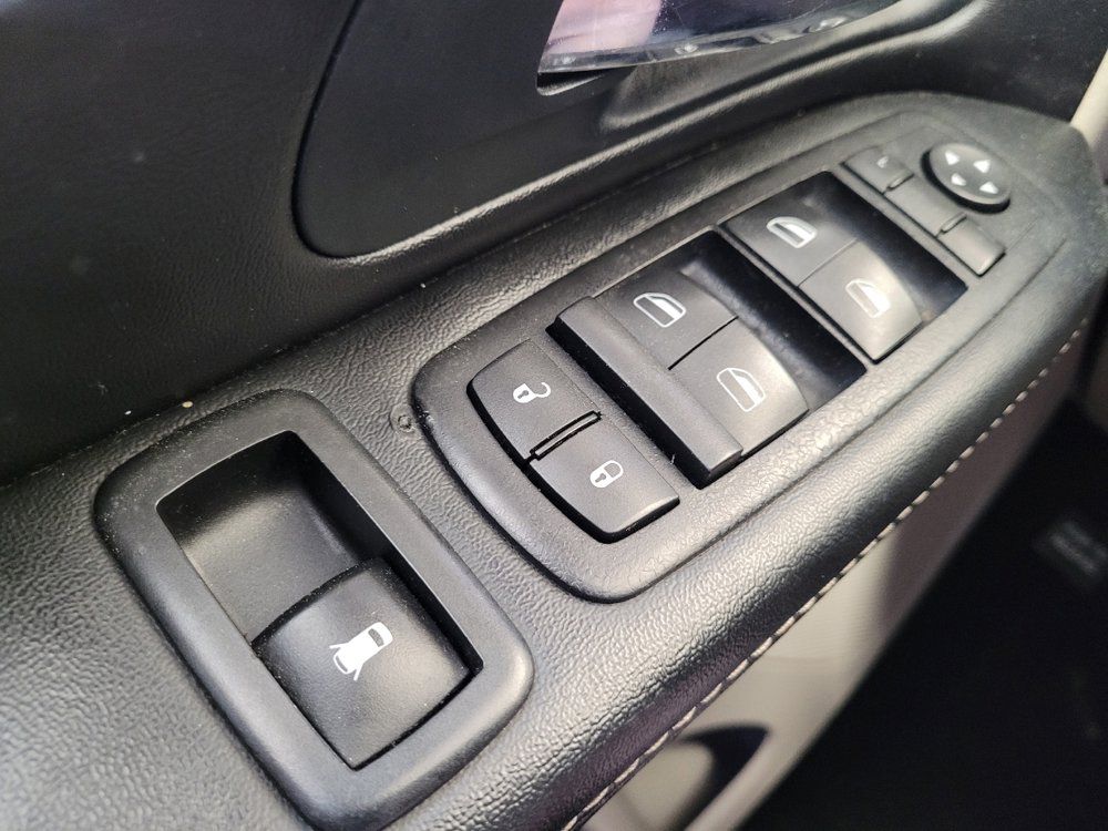 Used 2016 Chrysler Town & Country Touring w/ Driver Convenience Group FWD image 27