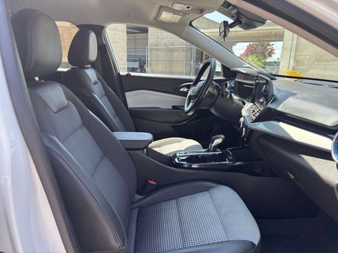 Used 2025 Chevrolet Trax LT w/ LT Convenience Package FWD image 30