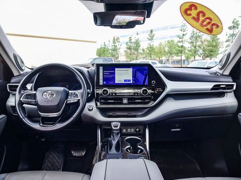 Used 2023 Toyota Highlander Platinum image 15