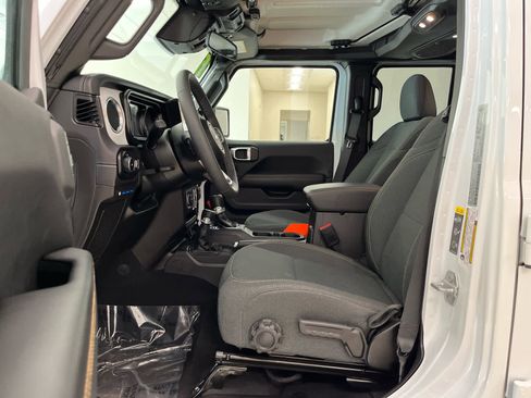 Used 2025 Jeep Wrangler Sahara image 17