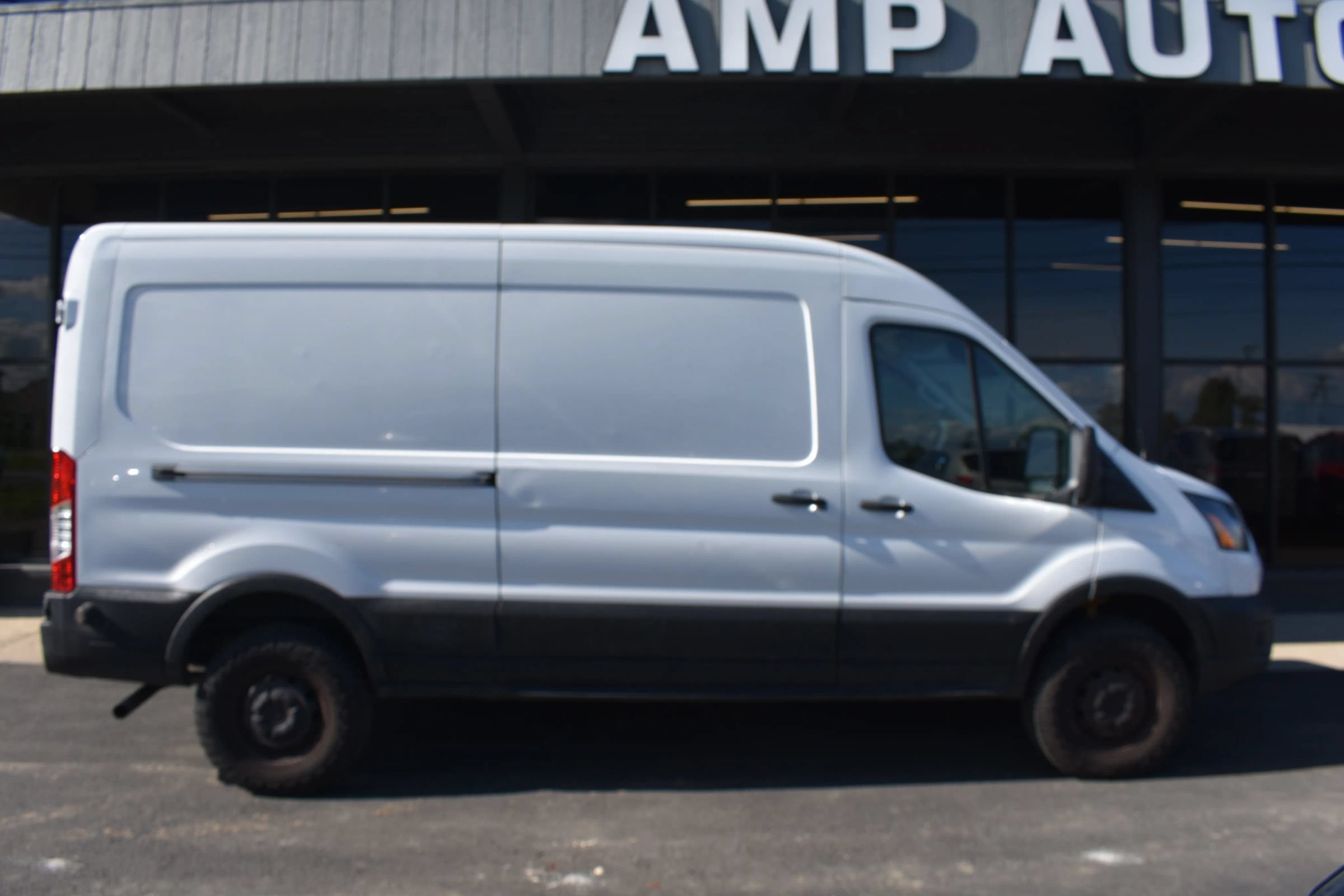 Used 2020 Ford Transit 250 Medium Roof RWD image 4