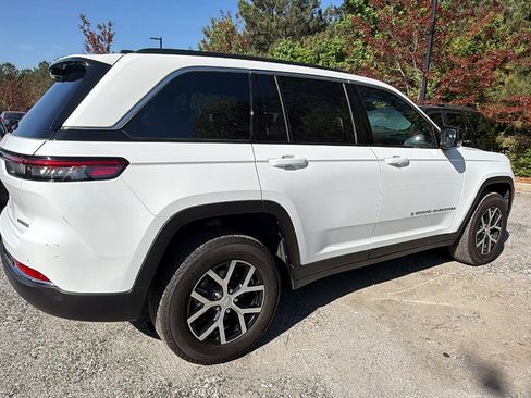 Used 2024 Jeep Grand Cherokee Limited w/ Luxury Tech Group II RWD image 8