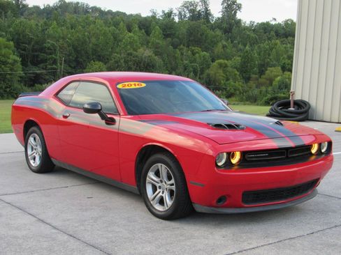 Used 2016 Dodge Challenger SXT RWD image 2