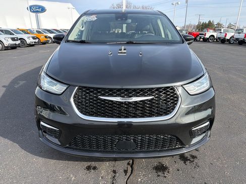 Used 2023 Chrysler Pacifica Touring-L image 8