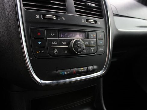 Used 2016 Dodge Grand Caravan SXT image 10