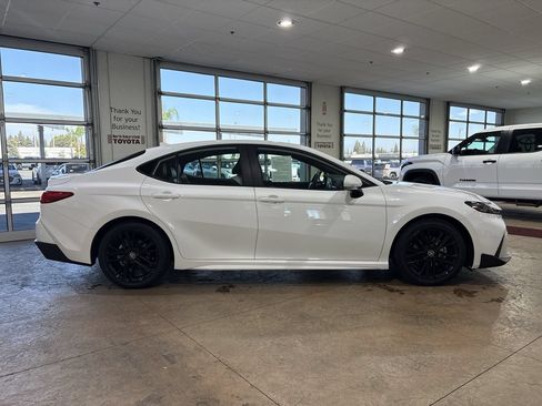 Used 2025 Toyota Camry SE w/ Convenience Package FWD image 3