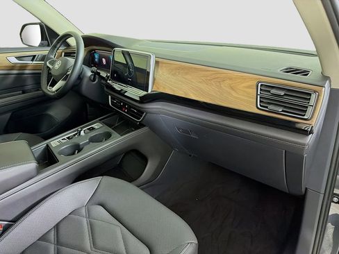 Used 2024 Volkswagen Atlas SE image 29