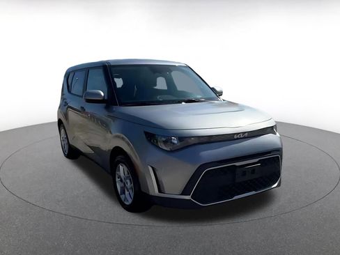 Used 2025 Kia Soul LX w/ LX Technology Package FWD image 9