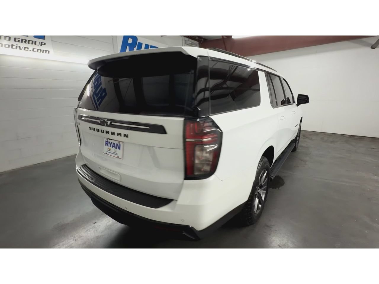 Certified 2024 Chevrolet Suburban Z71 w/ Luxury Package AWD/4WD image 8