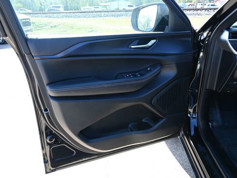 New 2025 Jeep Grand Cherokee L Laredo image 9