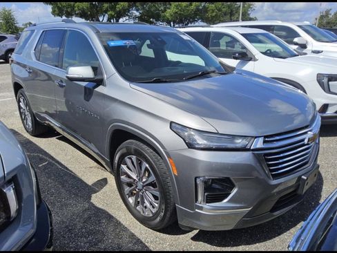 Used 2023 Chevrolet Traverse Premier FWD image 2