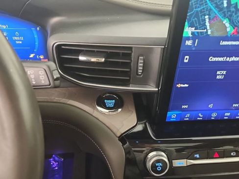 Used 2023 Ford Explorer Platinum w/ Premium Technology Package image 27