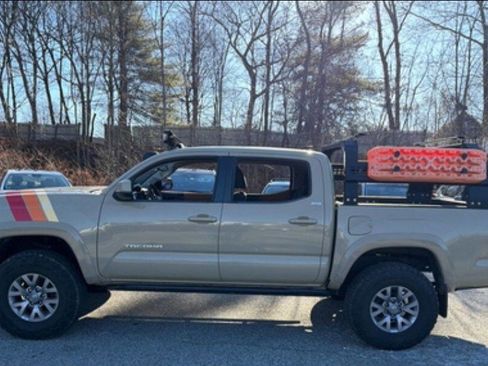 Used 2018 Toyota Tacoma SR5 image 8