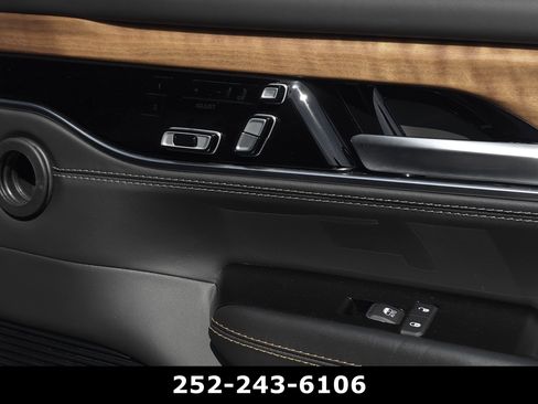 Used 2023 Jeep Grand Wagoneer Series III AWD/4WD image 29