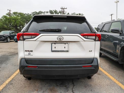 Used 2021 Toyota RAV4 LE FWD image 9