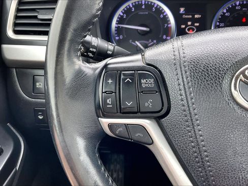 Used 2019 Toyota Highlander XLE FWD image 24