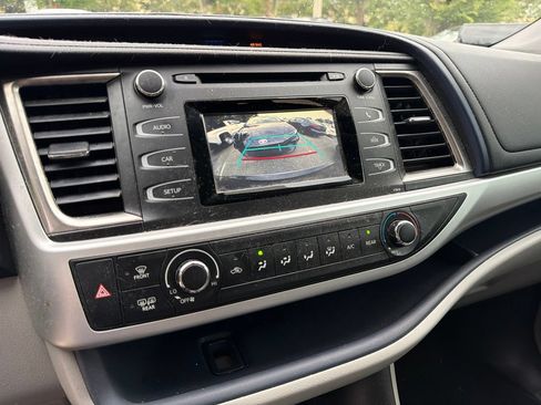 Used 2019 Toyota Highlander LE FWD image 7