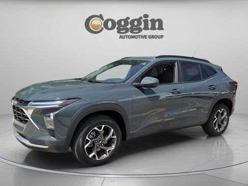 Used 2025 Chevrolet Trax LT w/ Driver Confidence Package FWD image 1