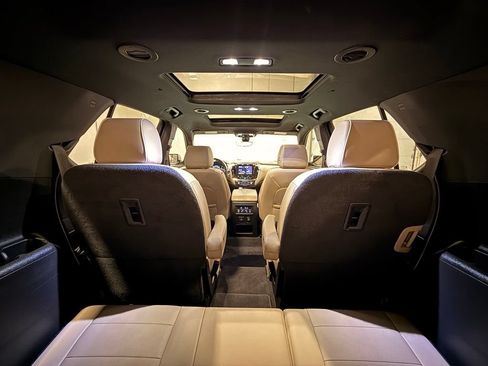 Used 2023 Chevrolet Traverse Premier FWD image 39
