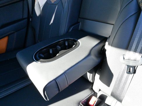 Used 2025 Bentley Bentayga image 40