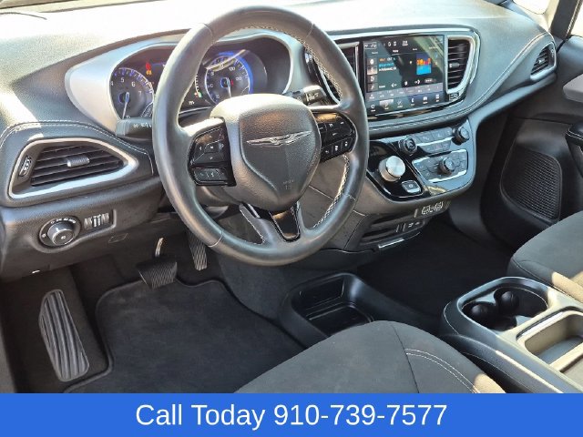 Used 2022 Chrysler Pacifica Touring FWD image 17