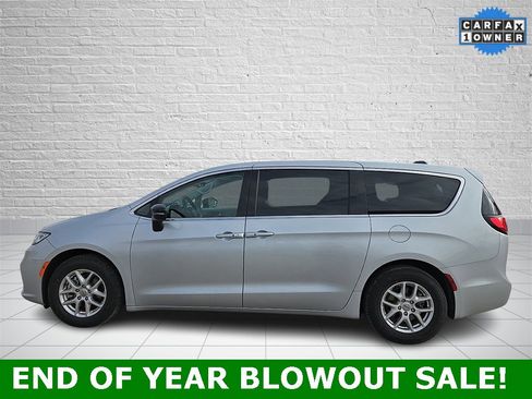 Used 2024 Chrysler Pacifica Touring-L image 2