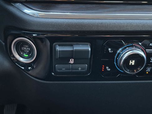 Certified 2025 GMC Sierra 1500 SLT image 28