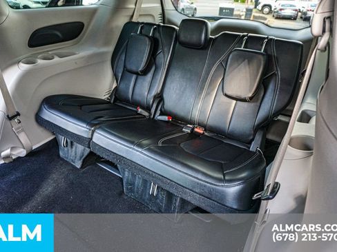 Used 2023 Chrysler Pacifica Touring-L FWD image 21
