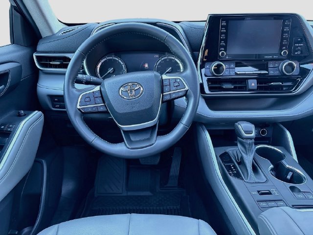 Used 2022 Toyota Highlander XLE AWD/4WD image 23