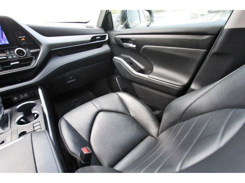 Used 2023 Toyota Highlander XLE FWD image 12