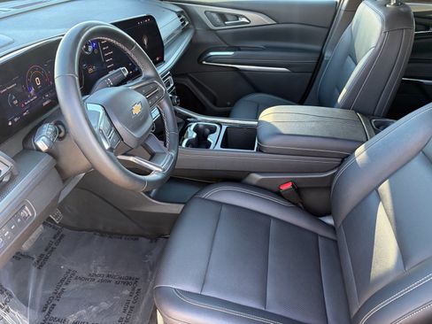Used 2025 Chevrolet Traverse LT AWD/4WD image 12