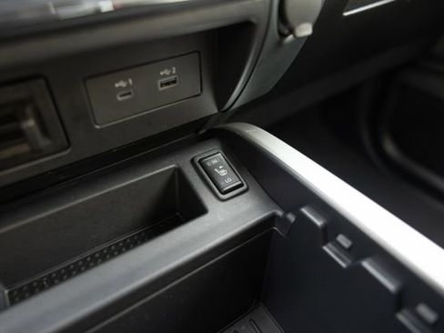 Used 2024 Nissan Titan SV w/ SV Convenience Package image 28