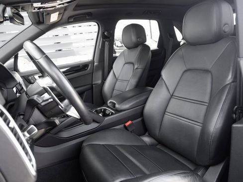 Certified 2023 Porsche Cayenne image 5