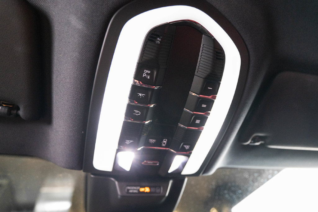 Certified 2023 Porsche Macan S AWD/4WD image 28