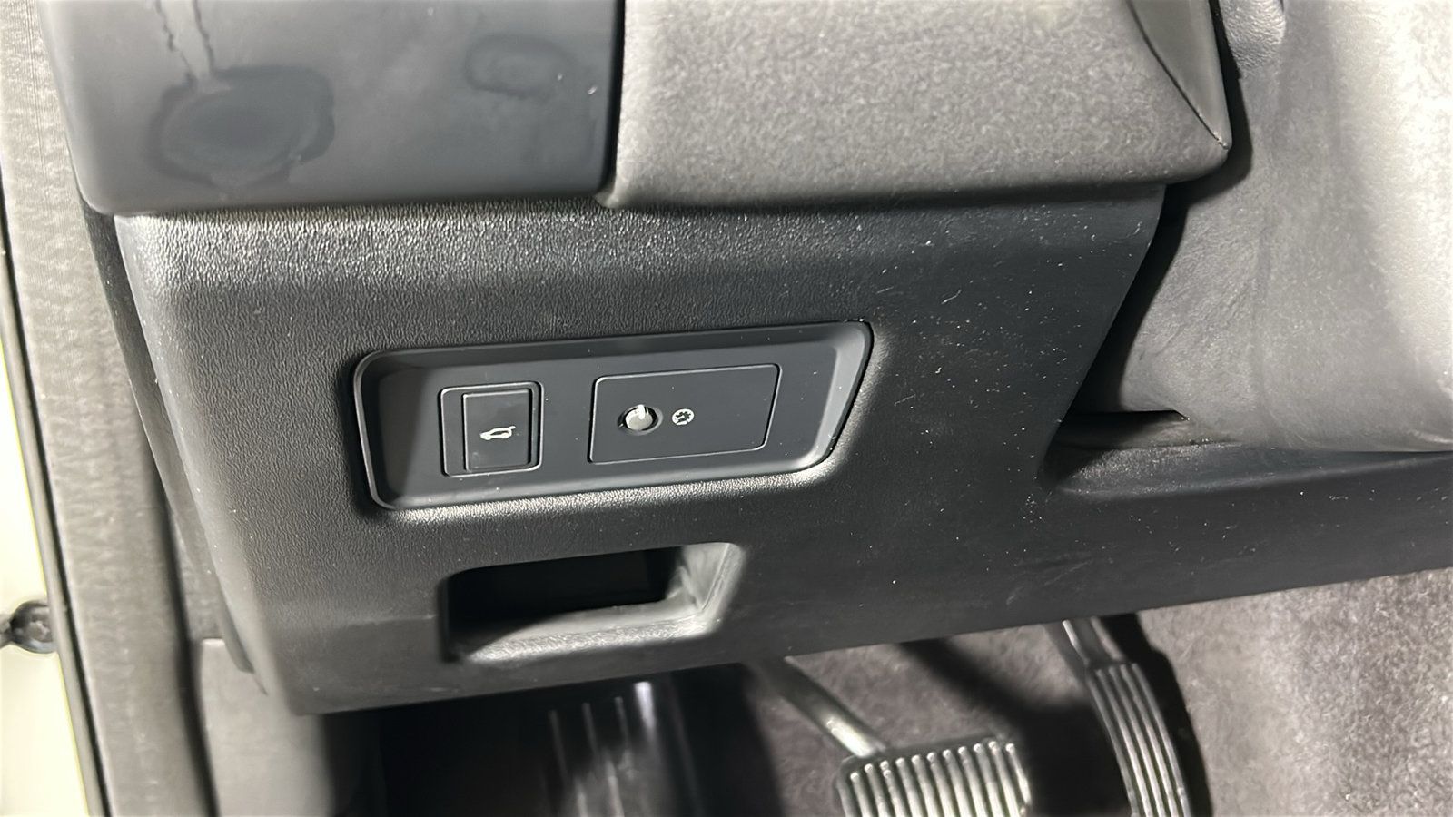 Used 2024 Land Rover Discovery S AWD/4WD image 21