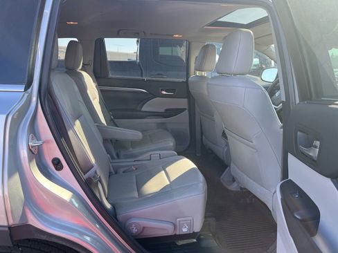Used 2017 Toyota Highlander Limited image 3