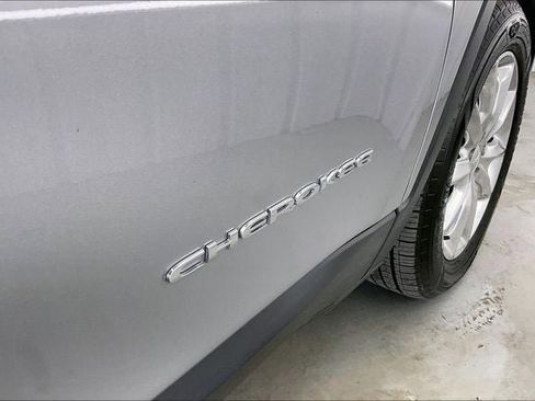 Used 2017 Jeep Cherokee Limited w/ Luxury Group image 9