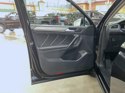 Used 2024 Volkswagen Tiguan SE AWD/4WD image 9