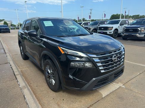 Used 2024 Nissan Rogue S AWD/4WD image 2