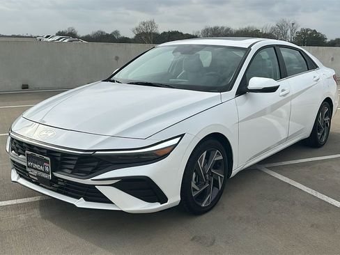 Used 2025 Hyundai Elantra Limited image 9