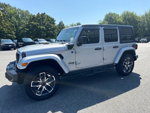 Used 2024 Jeep Wrangler Unlimited AWD/4WD image 7