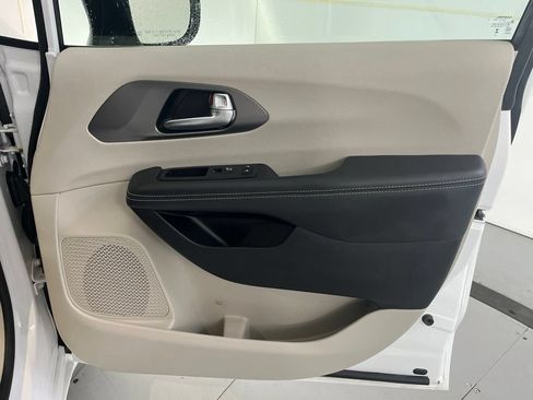 Used 2024 Chrysler Pacifica Touring-L FWD image 29