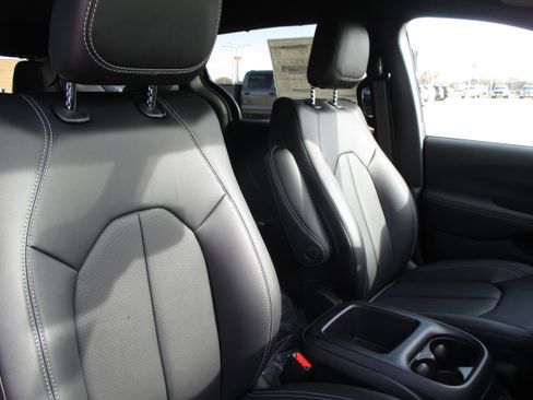 New 2026 Chrysler Pacifica Select FWD image 41