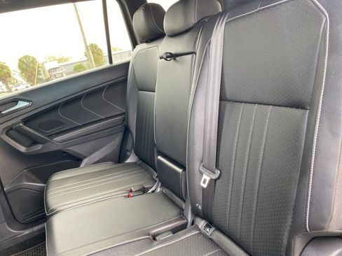 Used 2022 Volkswagen Tiguan SE R-Line image 11