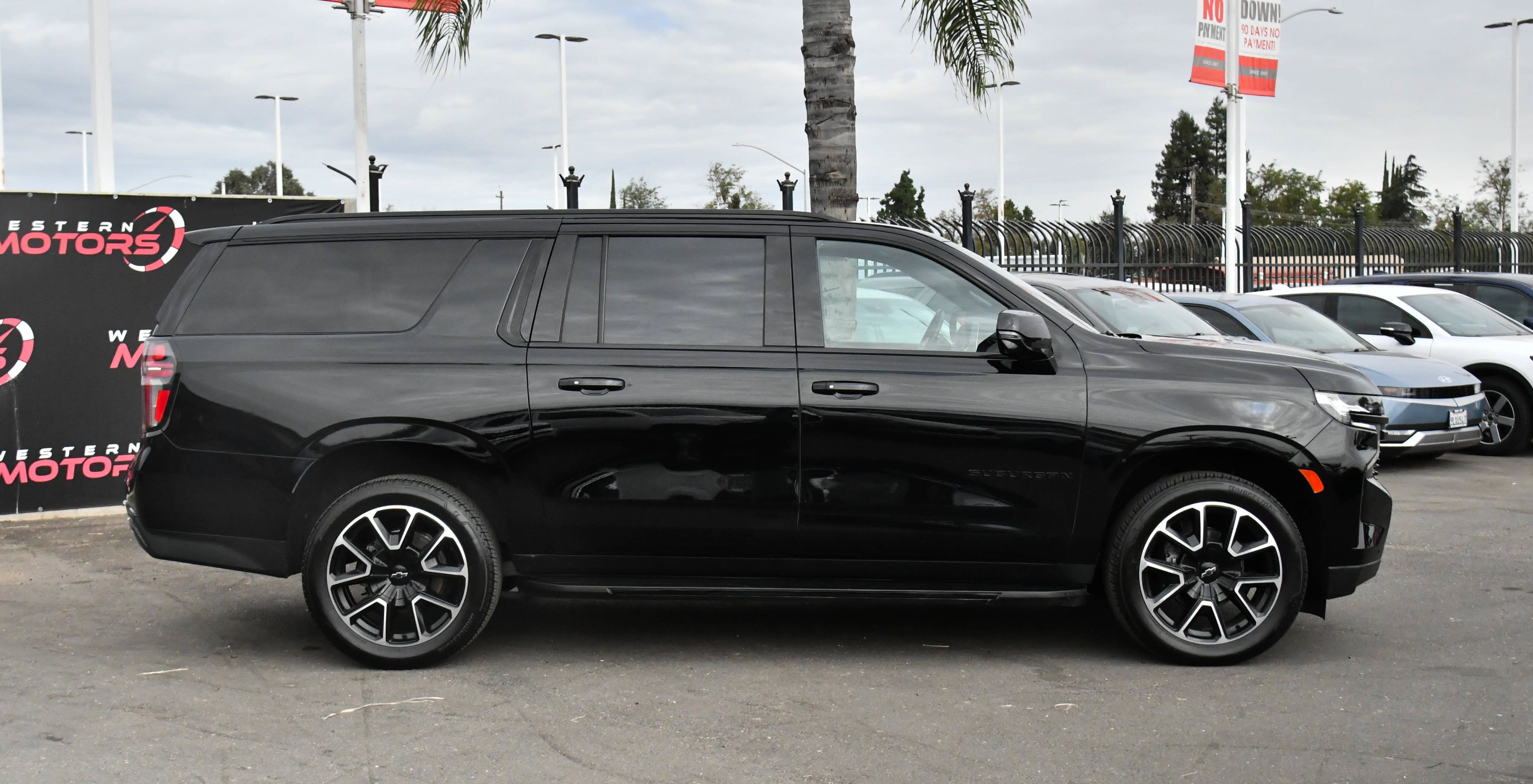 Used 2023 Chevrolet Suburban RST w/ Luxury Package AWD/4WD image 9